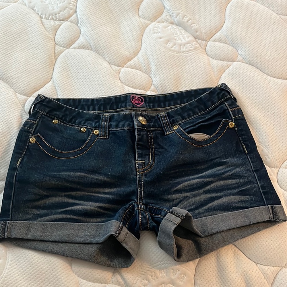 2b Bebe jean short